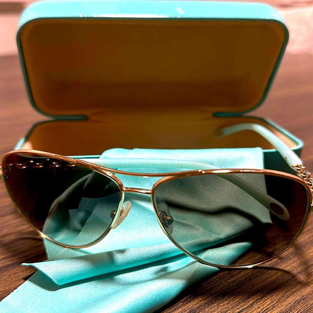 Tiffany blue sunglasses, hard case and lens wipe included